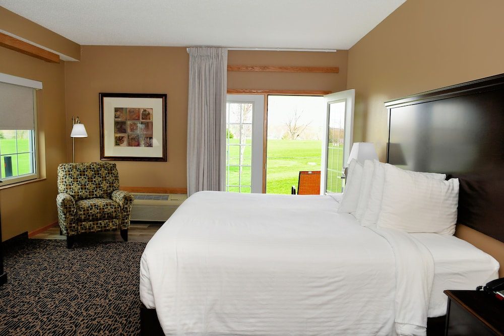 Cobblestone Inn & Suites Denison Majestic Hills - photo 9