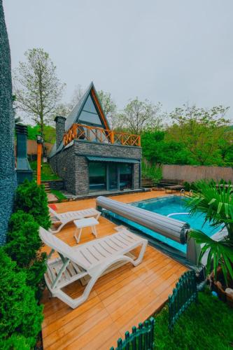 Sakarya Sapanca Memnuniye de 3 Oda1 salon Özel Havuzlu Jakuzili Şömineli Korunaklı 8 Kişilik Bungalov in Sapanca, Turkey