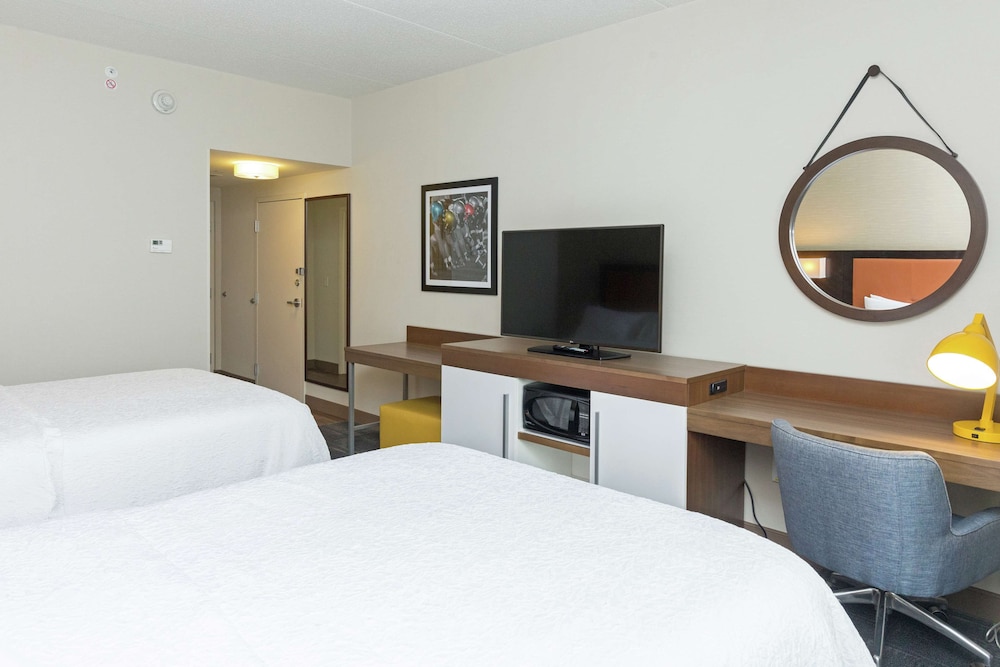 Hampton Inn & Suites Morgantown University Town Centre - photo 11