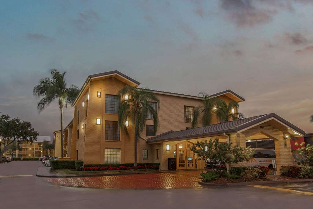 La Quinta Inn by Wyndham Miami Airport North - photo 4