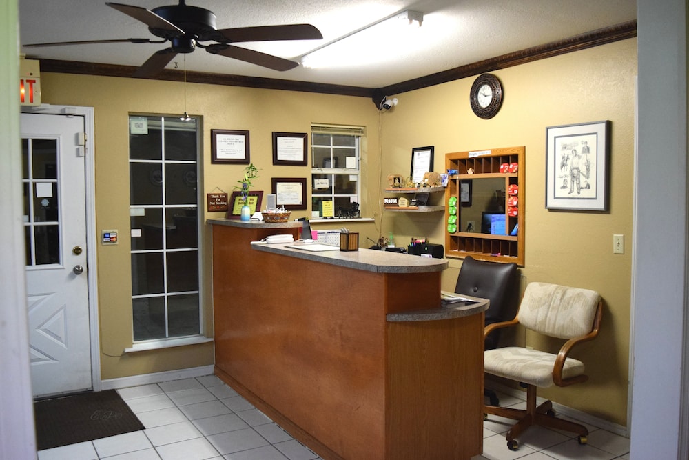 Claremore Motor Inn - photo 2