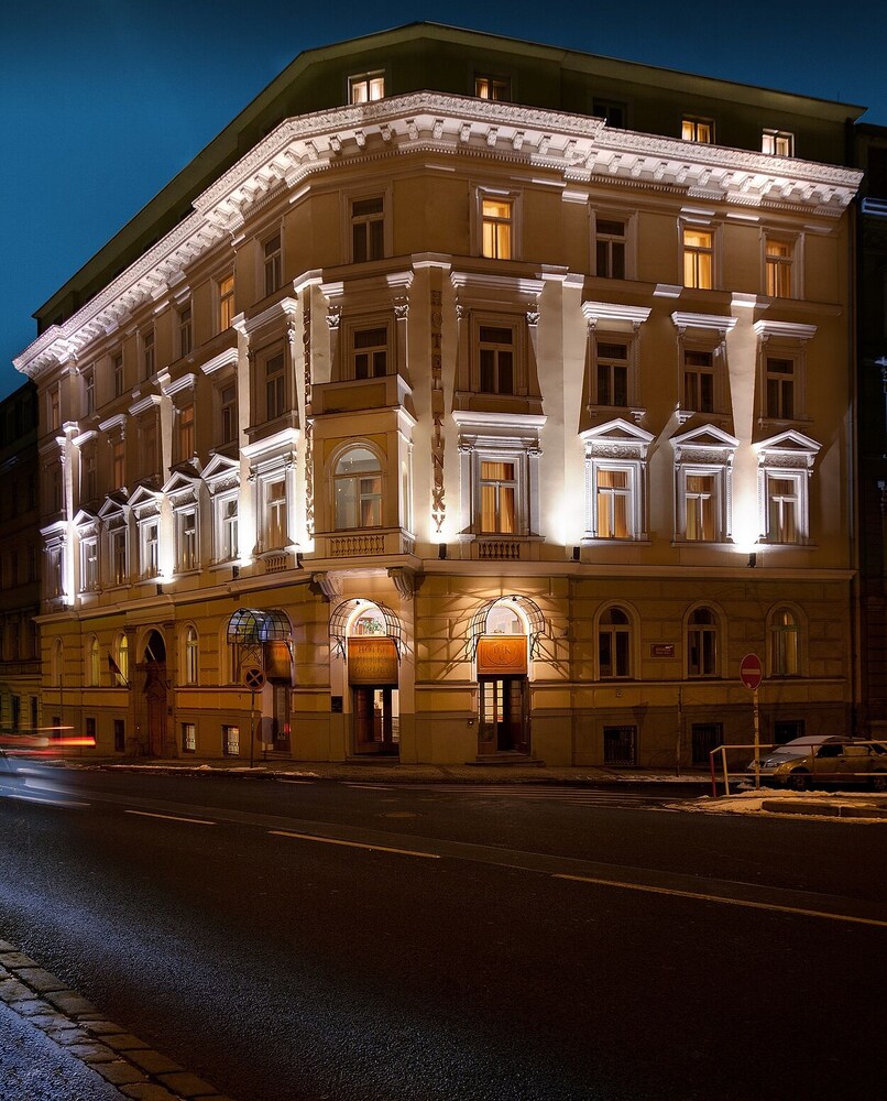 Hotel Kinsky Fountain — 4-Star Luxury Hotel in Prague, Czech Republic