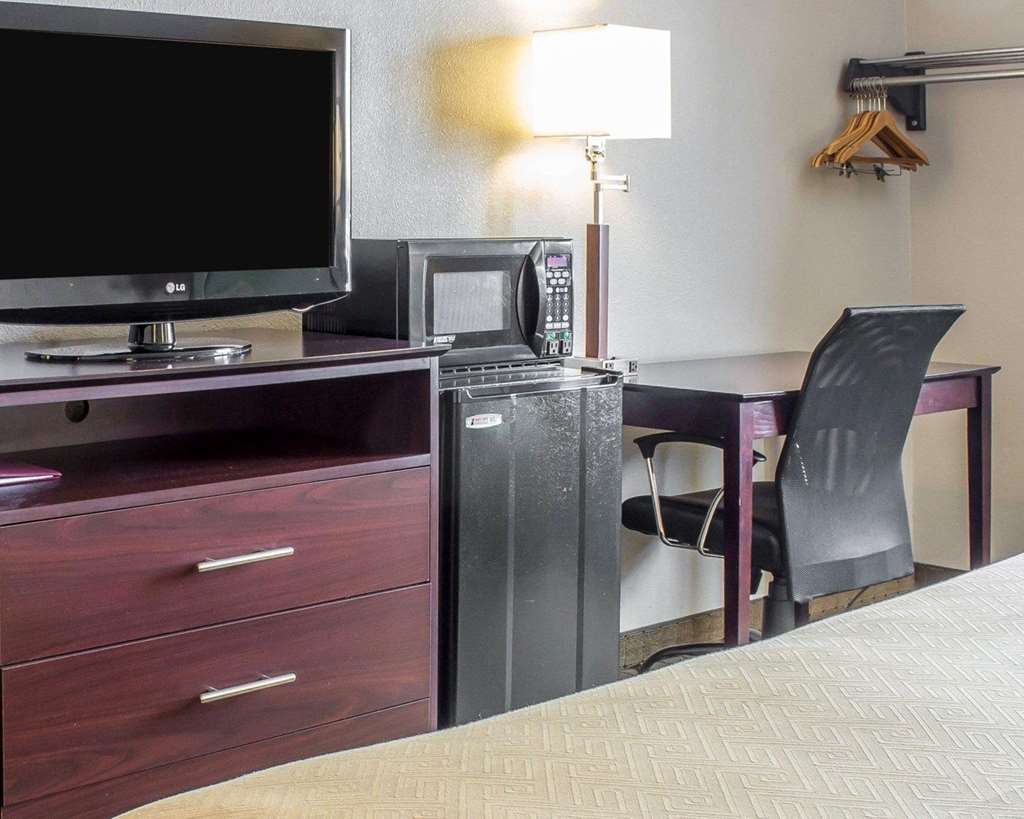 Econo Lodge Ames Area - photo 11