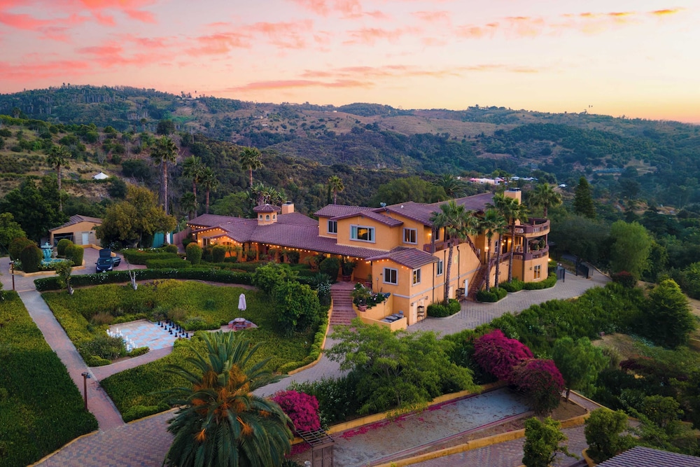 Keys Creek & Casita Avantstay Sleeps 30 Estate Vineyard Pool Courts Theater Views — hotel in Valley Center