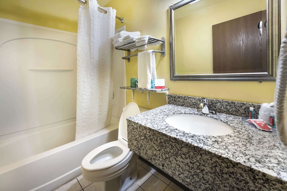 Econo Lodge Spotsylvania Town Center - photo 40