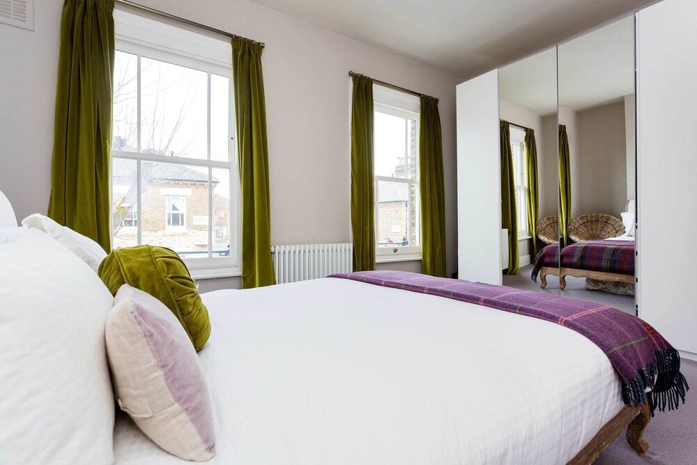 Queens Park Garden - last minute hotel in London
