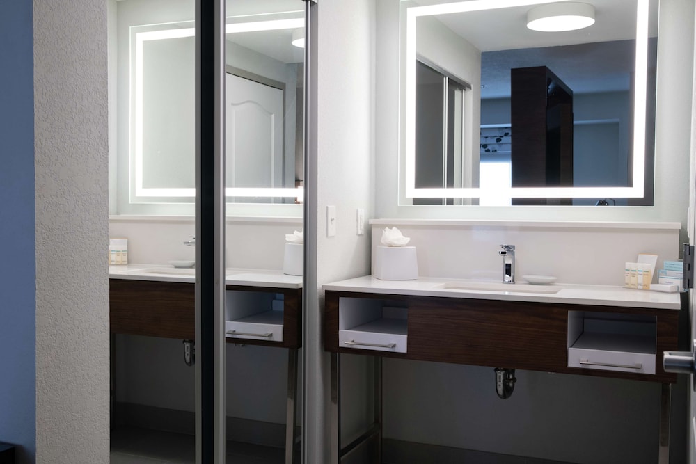 Hampton Inn & Suites Los Angeles Sherman Oaks - photo 41