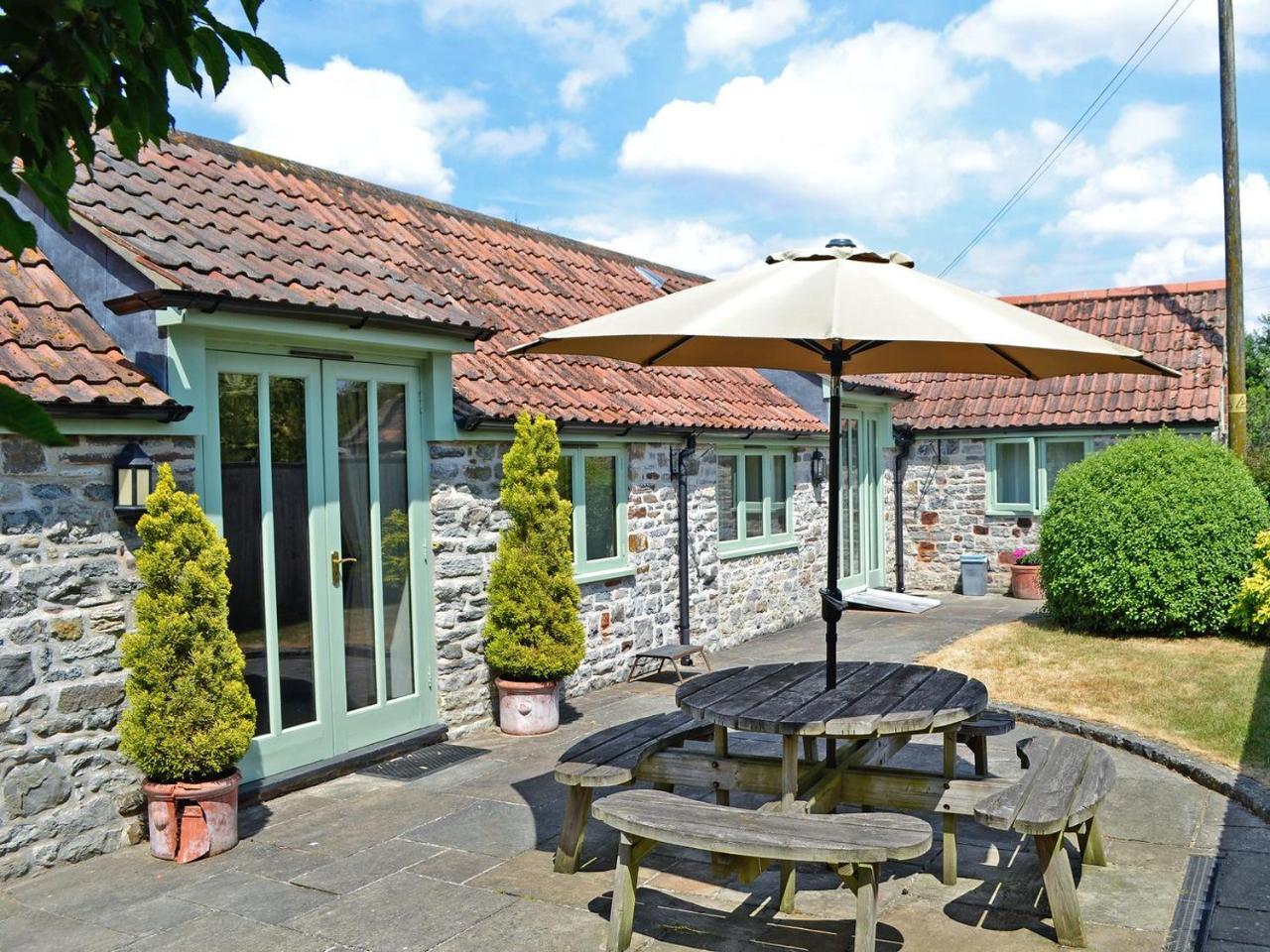 Bluebell Cottage E4741 — 4-Star Luxury Hotel in Chipping Sodbury, United Kingdom