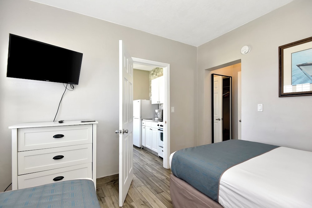 Shoreline Suites & Cabana Cottages - photo 34