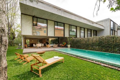 Grand Villa w Pool Garden & Garage by HostWise — 4-Star Luxury Hotel in Porto, Portugal