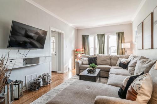 Pearly Gates l 3 Bed l Sleeps 5 l w 2 Car Garage in Forest Park, United States