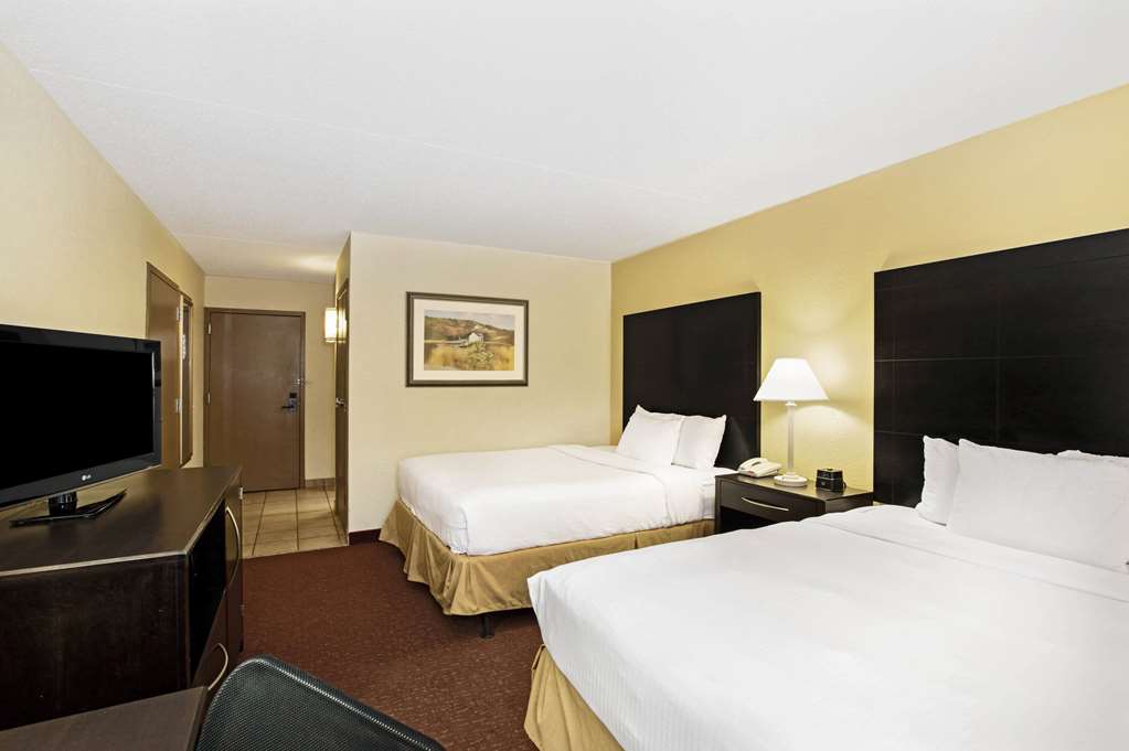 La Quinta Inn & Suites by Wyndham Salina - photo 28