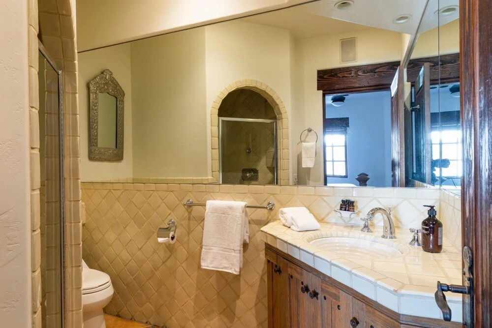 8 Br Spanish Resort Style W Gorgeous Pool & Fire Pit 8 Bedroom Home - photo 8