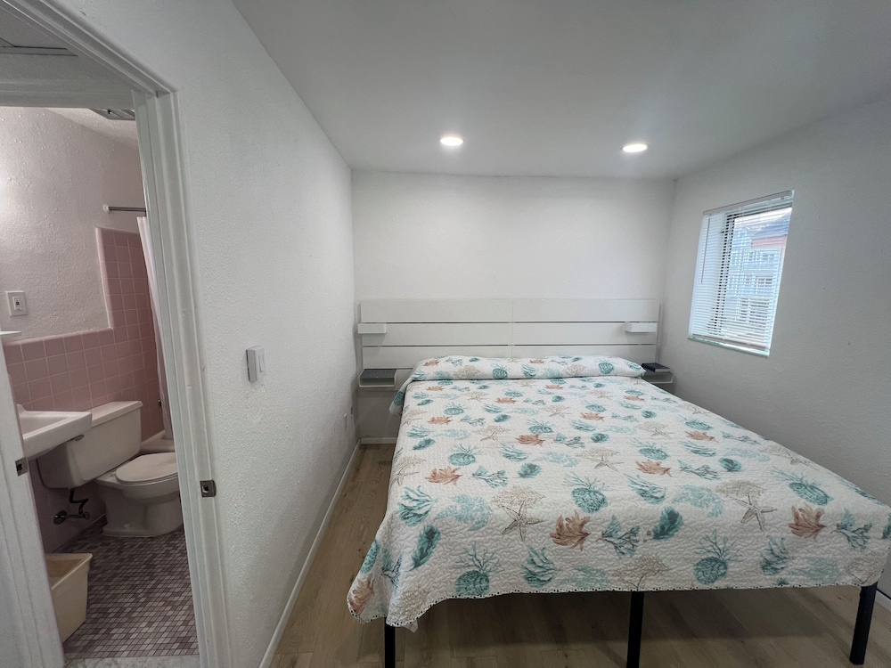 Ivan Hoe Motel - photo 13