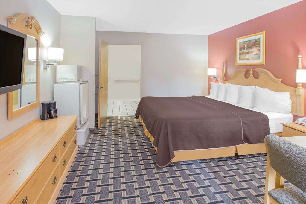 Days Inn & Suites by Wyndham Pine Bluff - photo 13