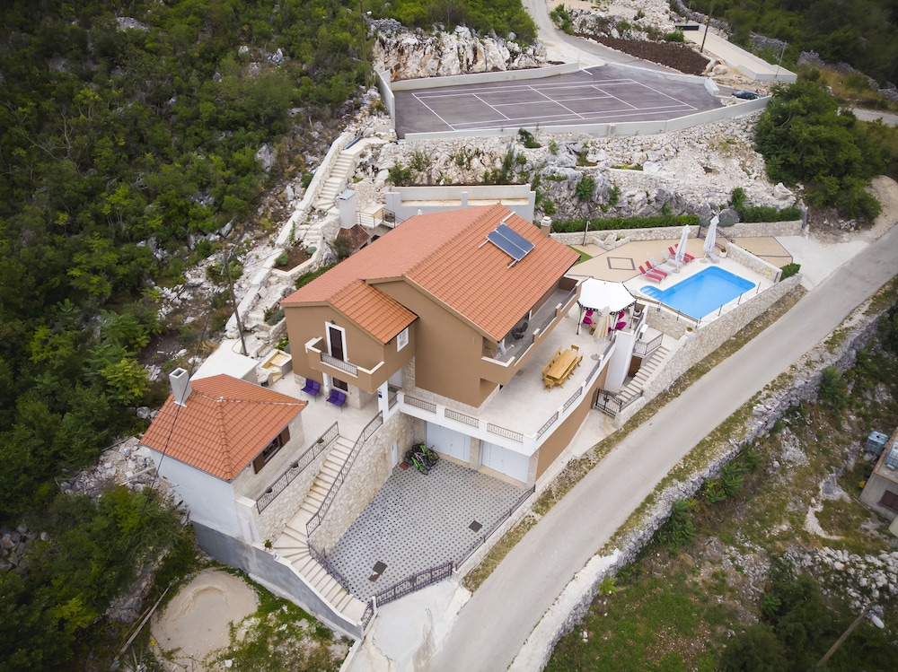 Family friendly house with a swimming pool Zagvozd Zagora 20945 — 4-Star Luxury Hotel in Zagvozd, Croatia