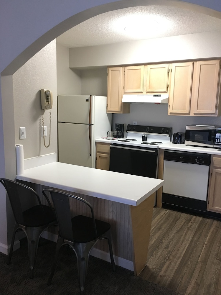 Ambassador Inn And Suites - photo 33