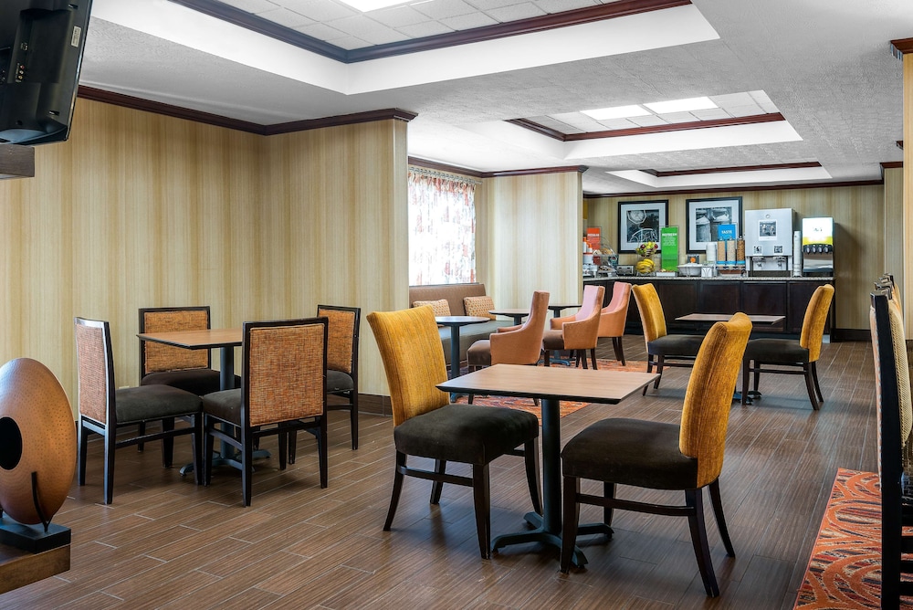 Hampton Inn Parkersburg Mineral Wells - photo 40