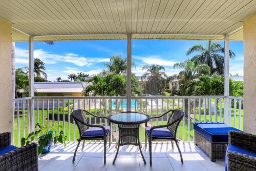 Inland condo with pool spa tennis and steps to beach — 4-Star Luxury Hotel in Marco Island, United States