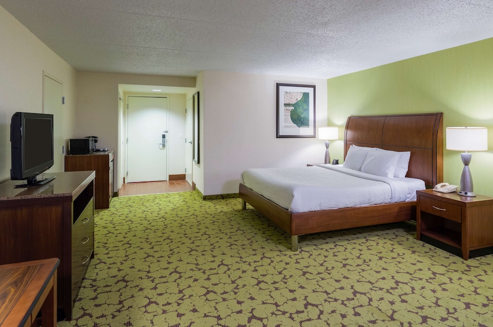 Hilton Garden Inn Edison Raritan Center - photo 17