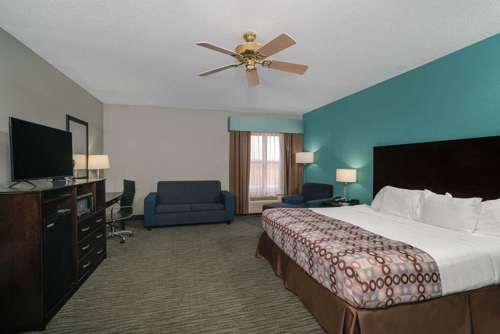 La Quinta Inn & Suites by Wyndham Knoxville East - photo 19
