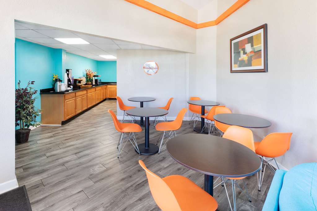 Howard Johnson by Wyndham Houston Hobby Airport - photo 32