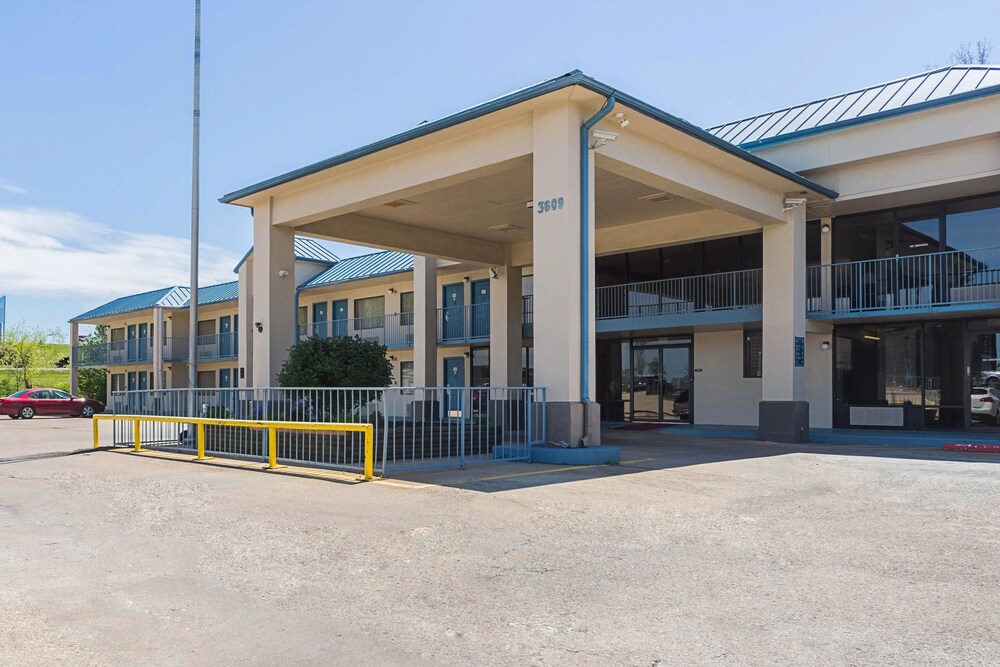 Econo Lodge Inn & Suites Bentonville Rodgers - photo 34