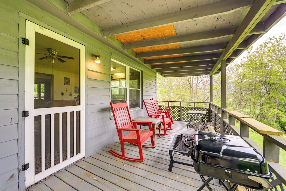 5 Mi to Lake Junaluska: Mtn Haven w Deck in Waynesville, United States