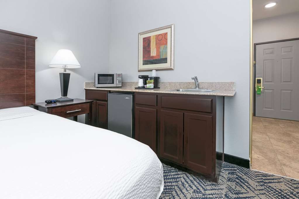La Quinta Inn & Suites by Wyndham Tulsa Airpt Expo Square - photo 50
