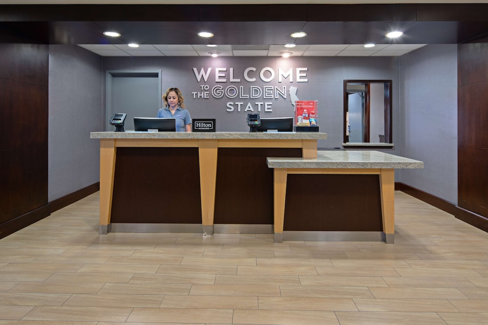 Hampton Inn Visalia - photo 3