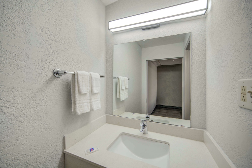 Motel 6 San Antonio TX I 35 North Corridor - photo 29