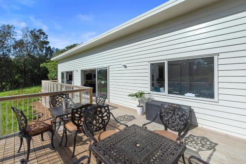 The Whitehouse Lepperton Holiday Home — 4-Star Luxury Hotel in New Plymouth, New Zealand