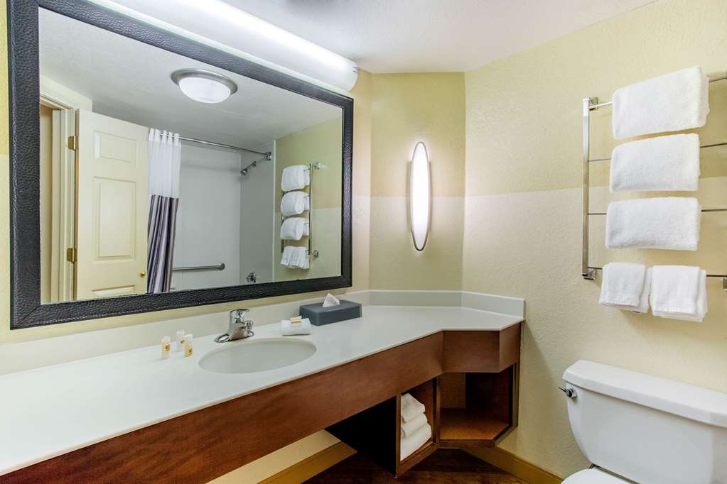 La Quinta Inn & Suites by Wyndham Raleigh Crabtree - photo 21