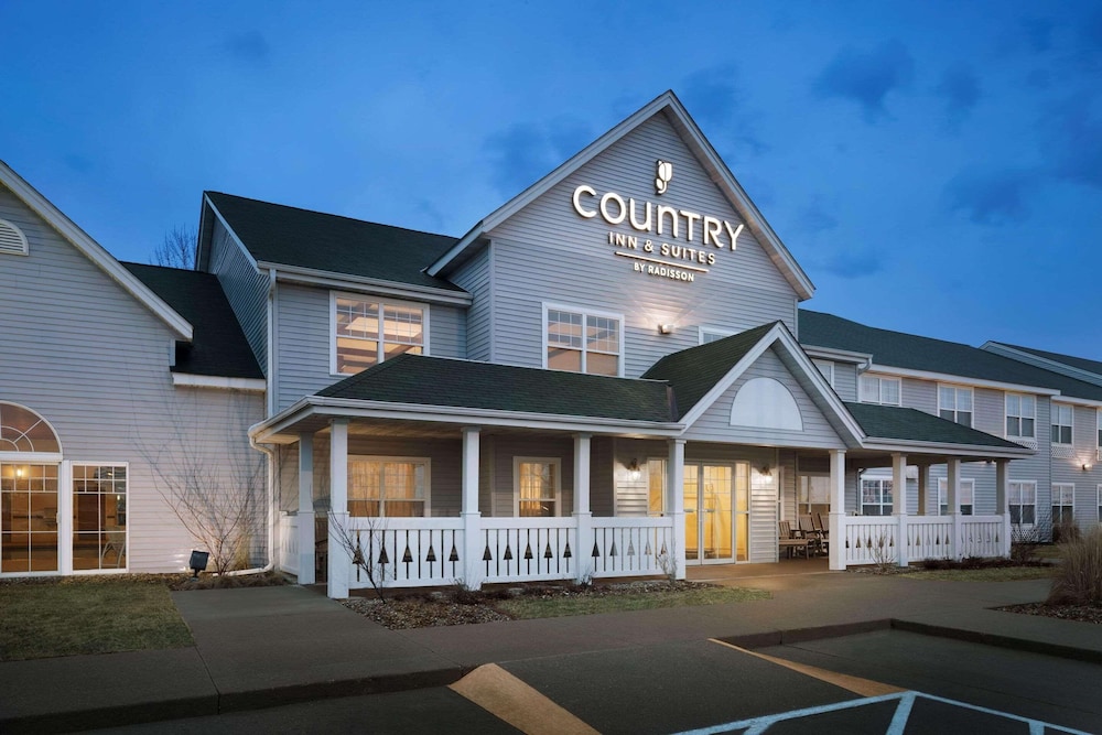 Country Inn & Suites by Radisson Grinnell IA - featured photo
