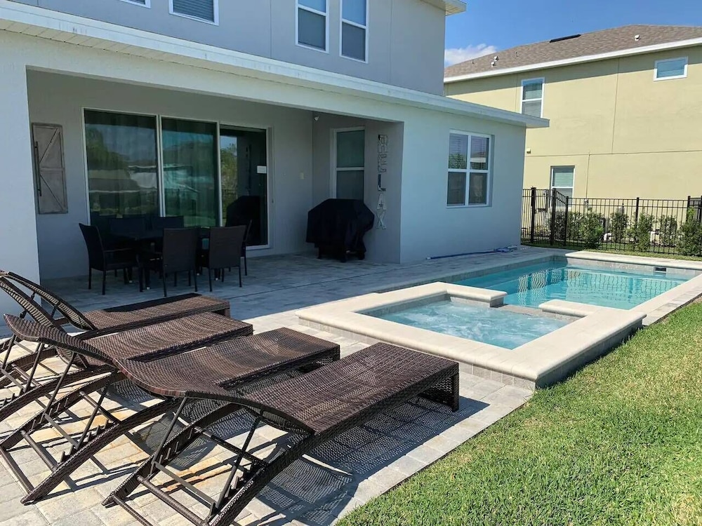 Amazing 5 Bedrooms House With Private Pool at Encore Resort - featured photo