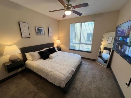 Luxury Modern Condo 3 min from Six Flags w PS5 1GB Fast Wi fi Kingbed — 4-Star Luxury Hotel in Santa Clarita, United States
