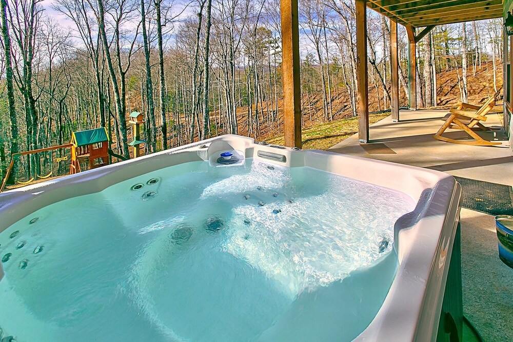 Deer To My Heart Free Attraction Tickets Hot Tub Arcade Air Hockey WIFI — 4-Star Luxury Hotel in Sevierville, United States