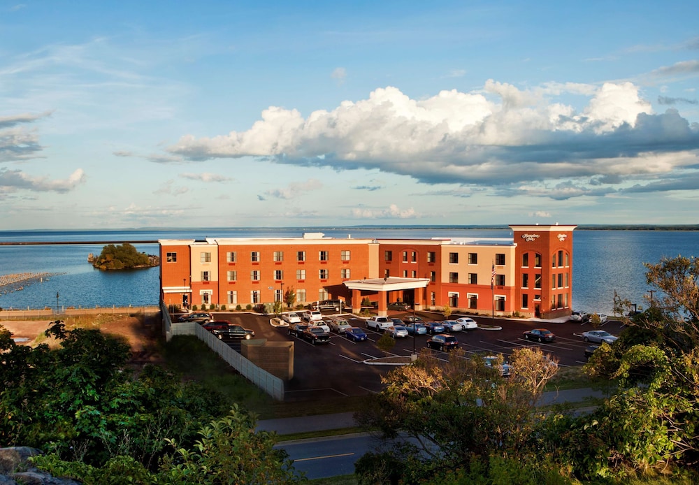 Hampton Inn Marquette Waterfront - photo 43