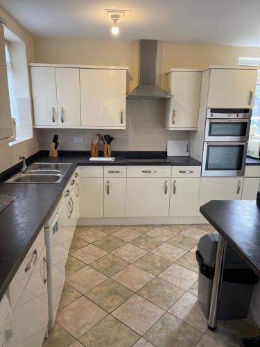 Spacious Sleeps 18 3 bathrooms Parking Mansfield — 4-Star Luxury Hotel in Mansfield, United Kingdom