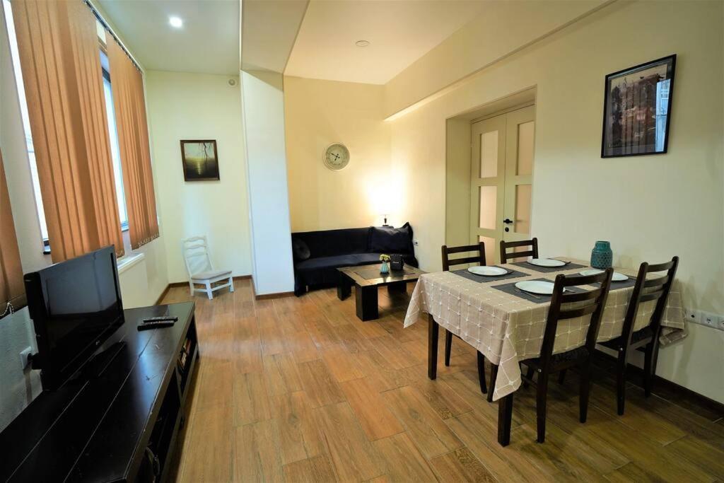 Cozy Apartment Near Holiday Inn