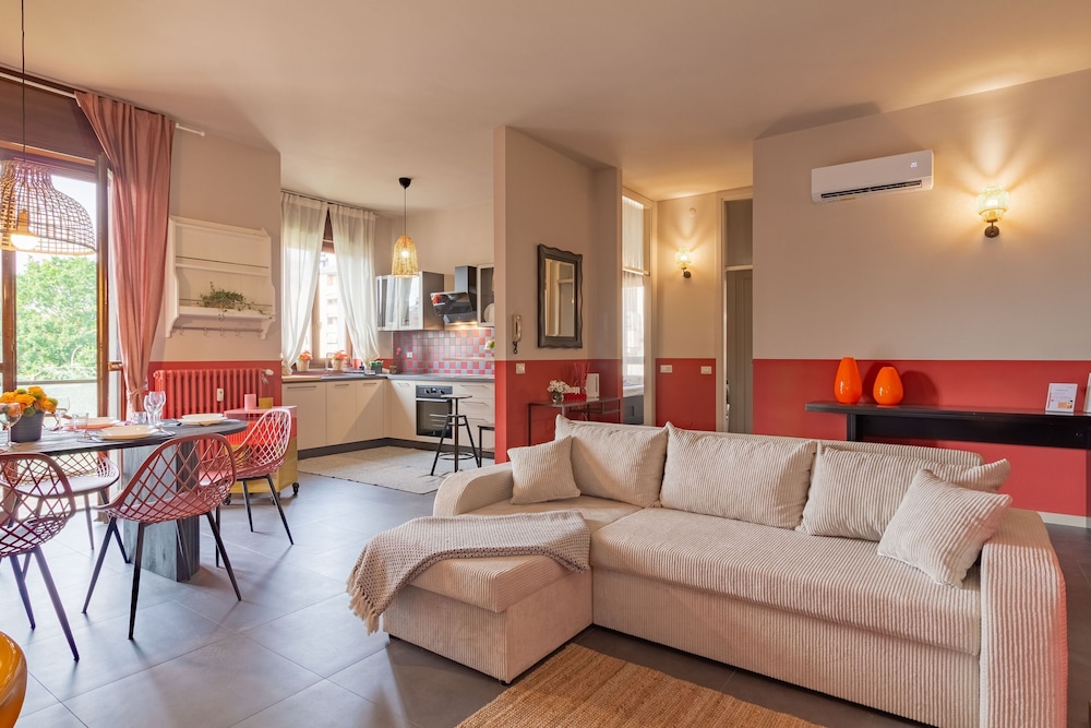 Urban House 301 by Houset — 4-Star Luxury Hotel in Monza, Italy