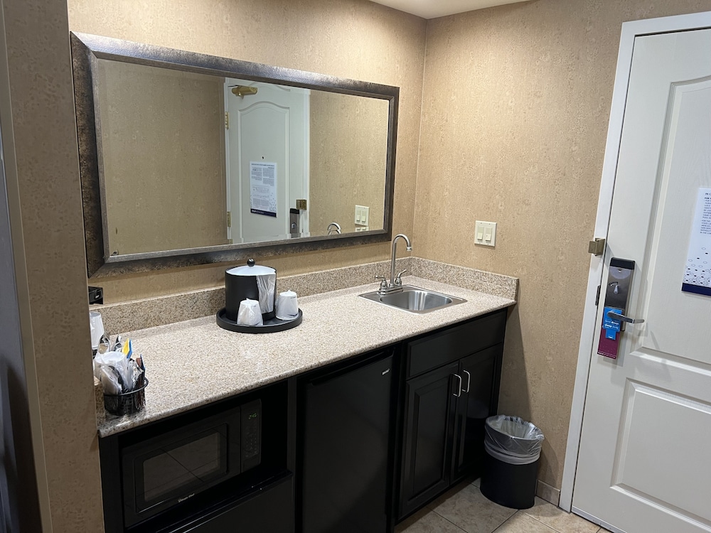 Hampton Inn & Suites Barstow - photo 19