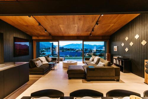 The Brick House Stunning Lake Views Sleeps 10 — 4-Star Luxury Hotel in Wanaka, New Zealand
