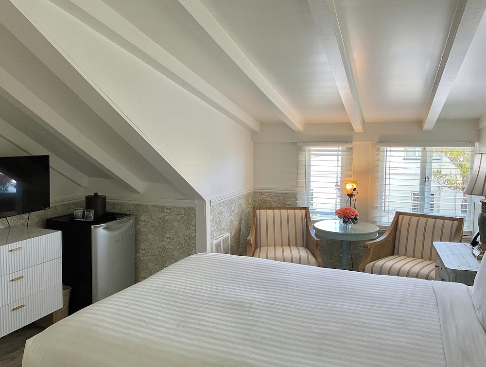 Carmel Green Lantern Inn - photo 22