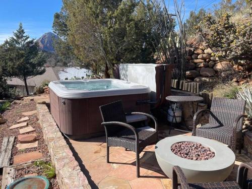 Top of uptown Sedona with Panoramic Views and Hot Tub in Sedona, United States