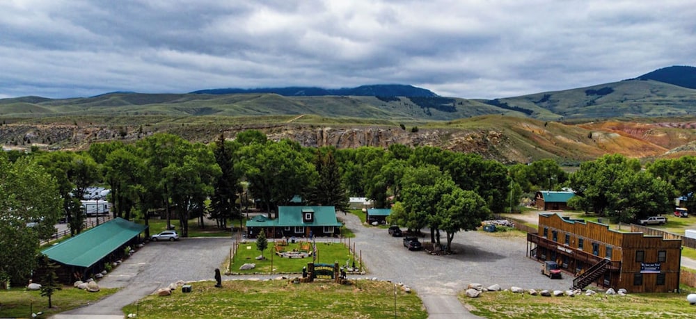 Chinook Winds Motel - featured photo
