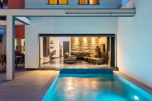 Summer house Escape — 4-Star Luxury Hotel in Vrsi, Croatia