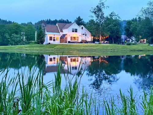 The Villa Industrial Farmhouse with Hot Tub — 4-Star Luxury Hotel in Dover, United States