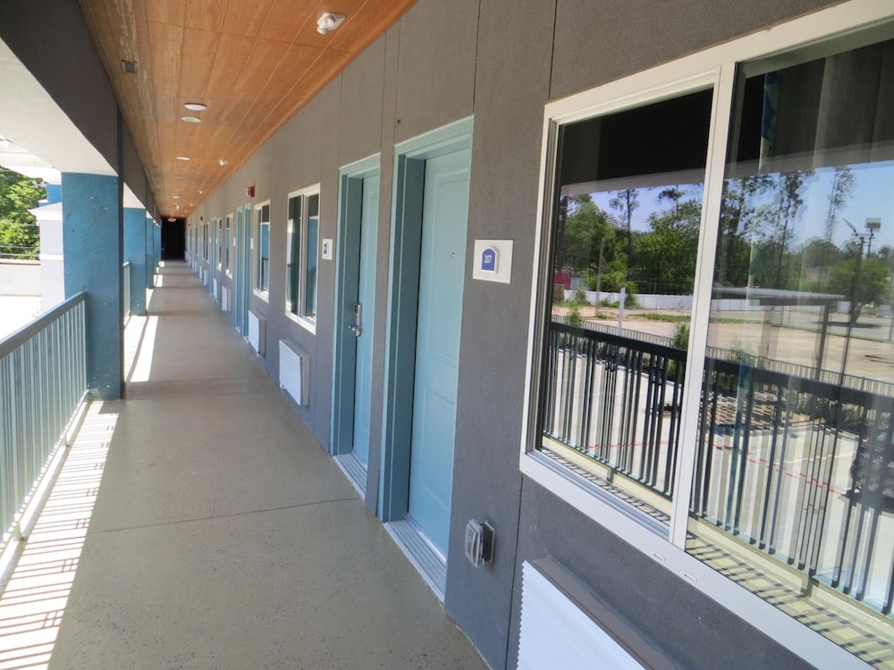 Hotel Blue Woodlands - photo 28