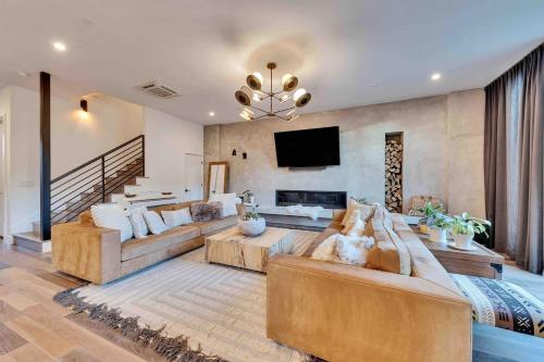 Designers Home near DT w Pool — 4-Star Luxury Hotel in Austin, United States